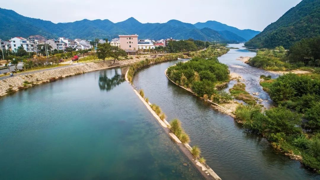 风情绿道原乡朴韵山水形胜佳景如画碧潭横竹筏,清溪传人语妇孺皆知的