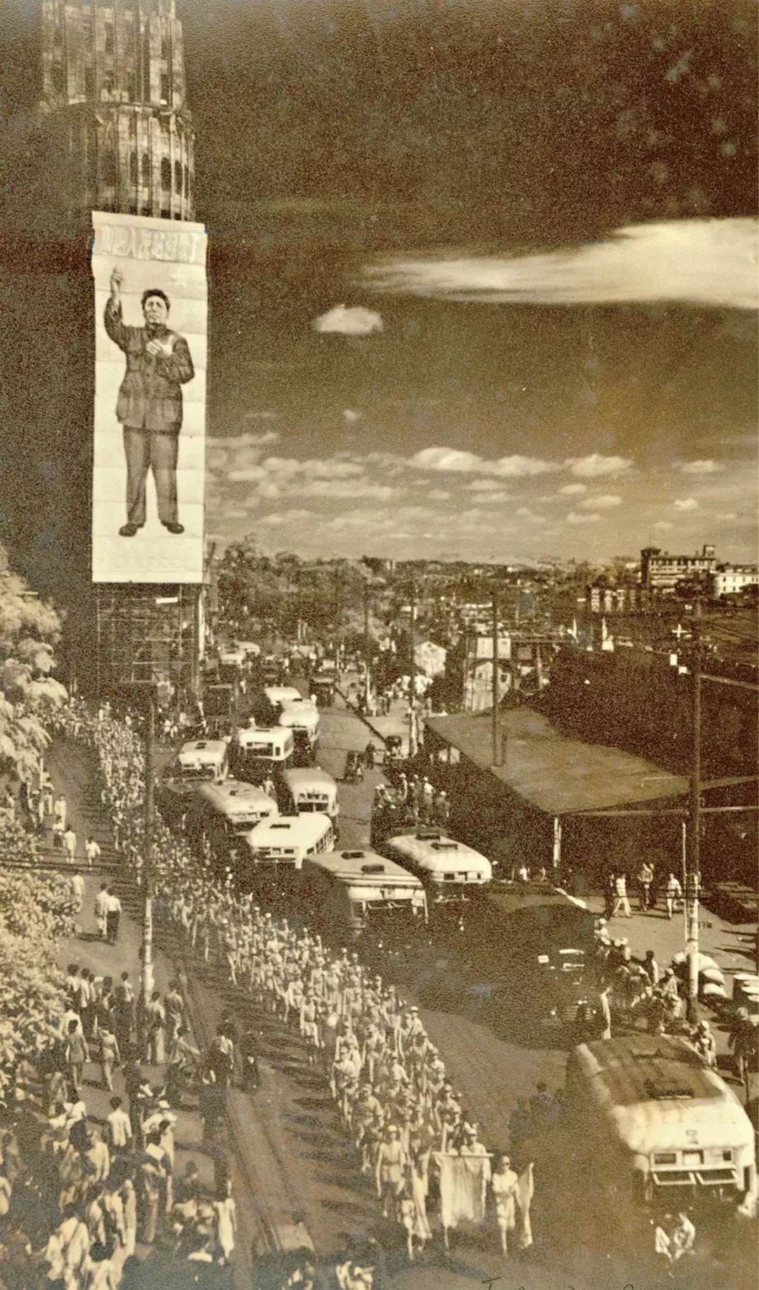 11 月11 日,广州举行庆祝解放大游行和人民解放军入城式.