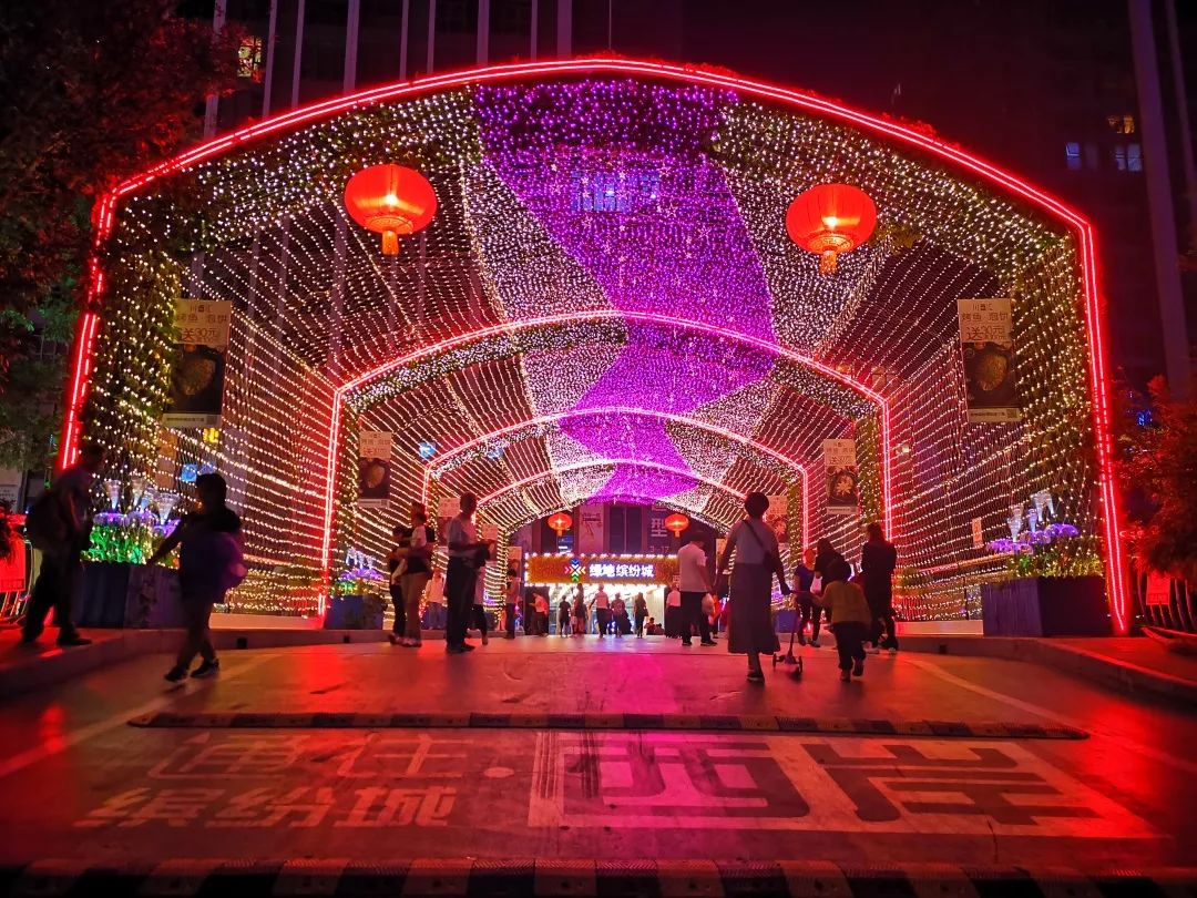 大兴绿地缤纷城购物中心初秋赶大集逛夜市赏异域风情表演瞧这里