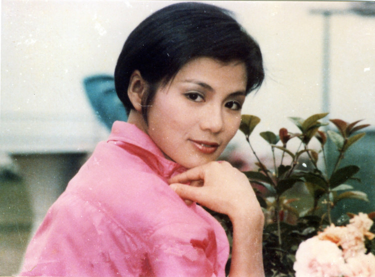 翁美玲接地气玫红色外套,和黄日华合拍,有最佳cp组合的感觉