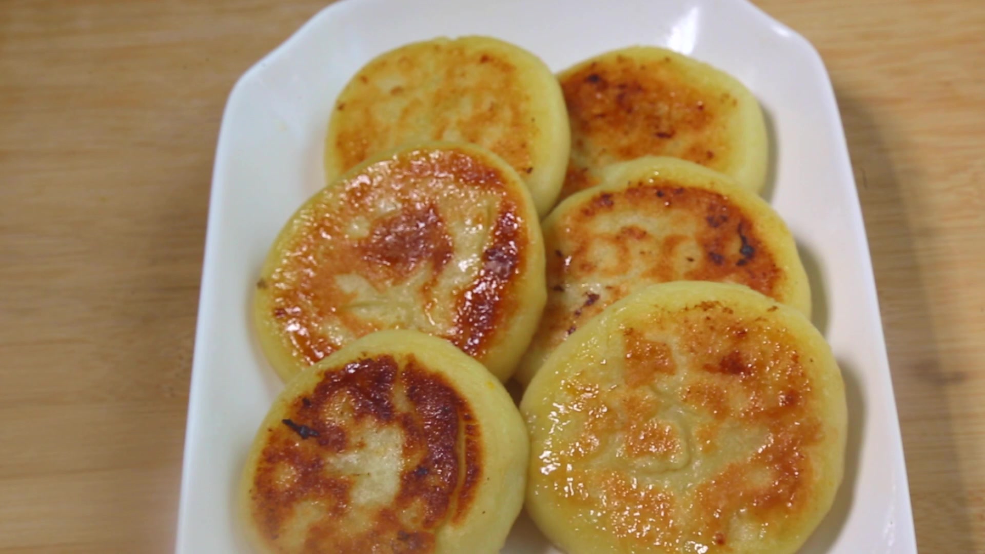 我们家长做的有土豆排骨,偶尔会给孩子炸个椒盐土豆块,或者炸薯条,都