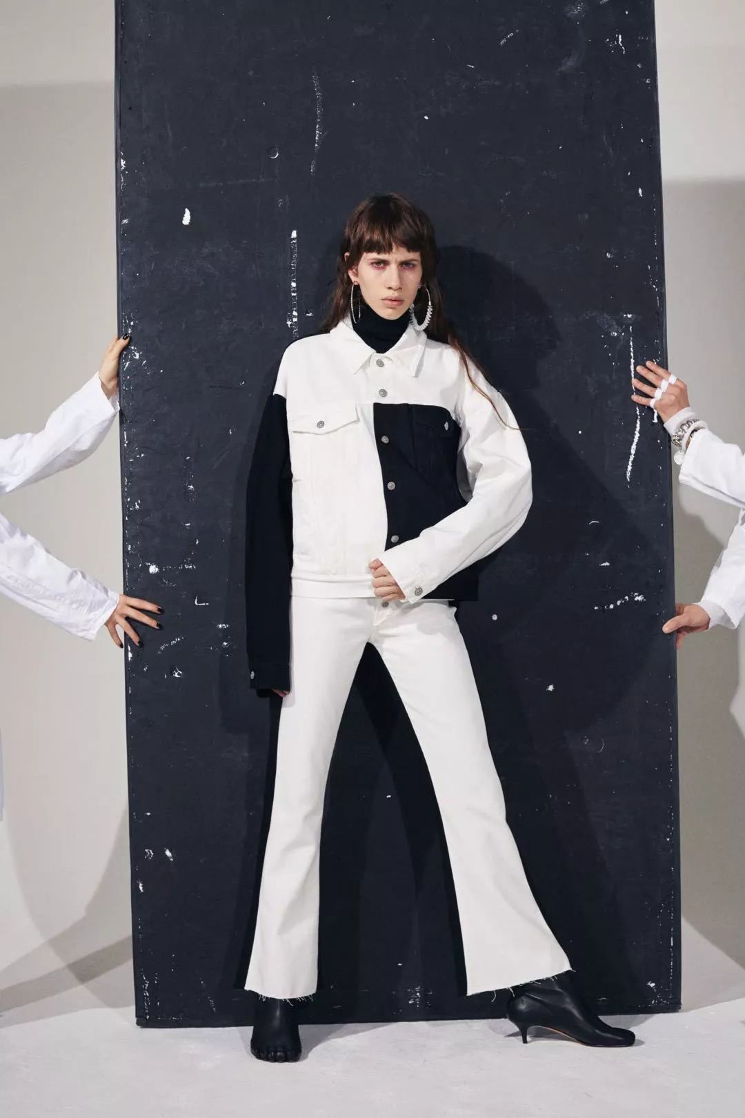 除了设计师本人,maison margiela 的品牌工作人员行事风格也深得他的