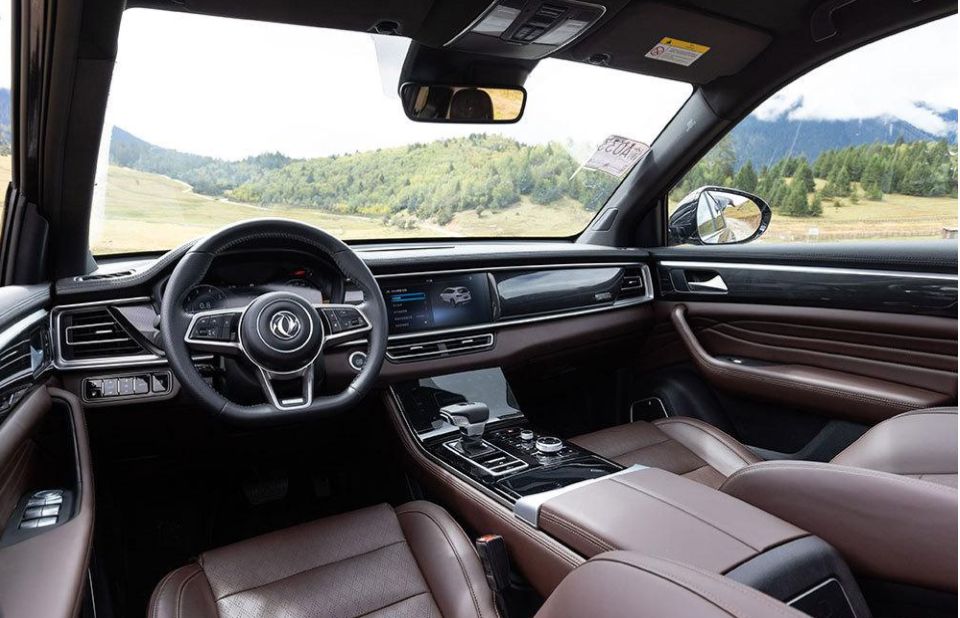 内饰方面:>>>>风光ix7车身尺寸为4930mm×1935mm×1765mm,轴距2810mm