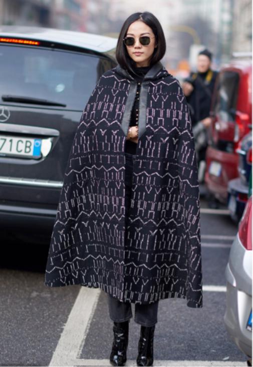 入秋觉得衣服款太少,穿上件百搭斗篷装,是穿是脱由你自由把控