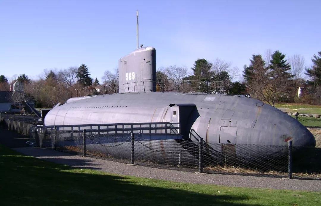 在其处女航仅仅17小时后,只遭到一艘潜艇的袭击,中了一枚鱼雷就沉没了