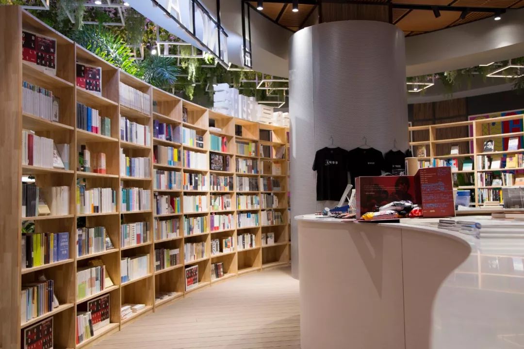 飞地空间欢乐海岸店图书区03我们相遇在意义的洪流里人文艺术不是浮于