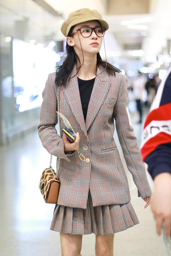 吴谨言太可了穿格纹西装配百褶裙秒变学生妹抿嘴卖萌超可爱