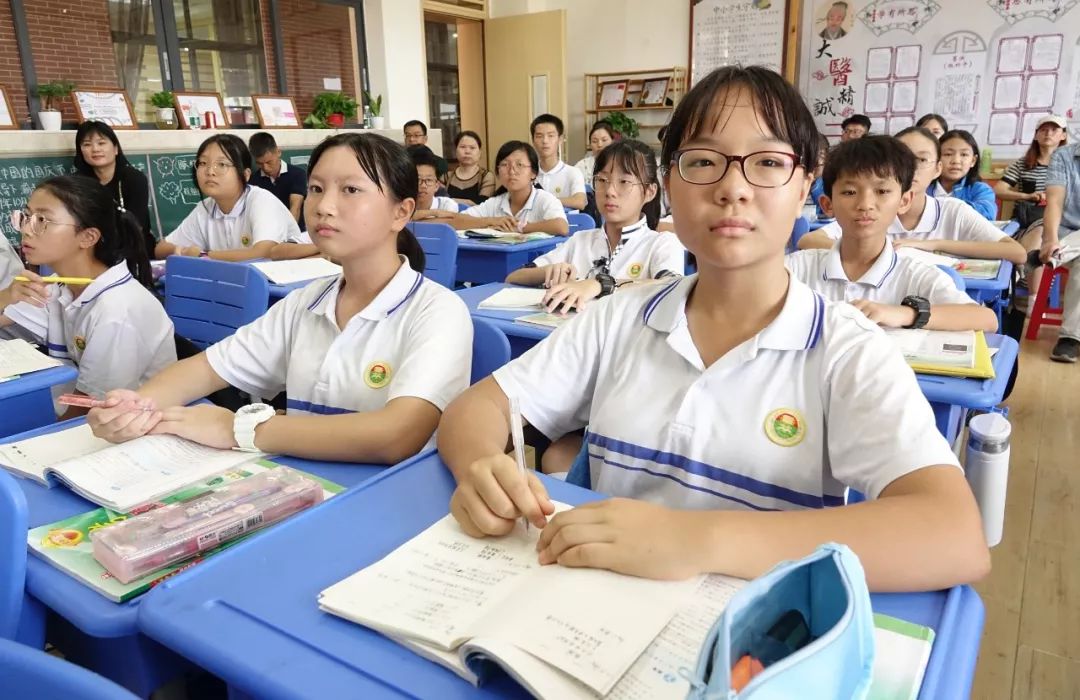 家校共育助力成长东江广雅学校七年级家长开放日圆满结束