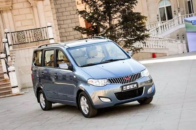 而在看似与之调性迥异的网络领域,五菱宏光也破天荒地成为了第一款广