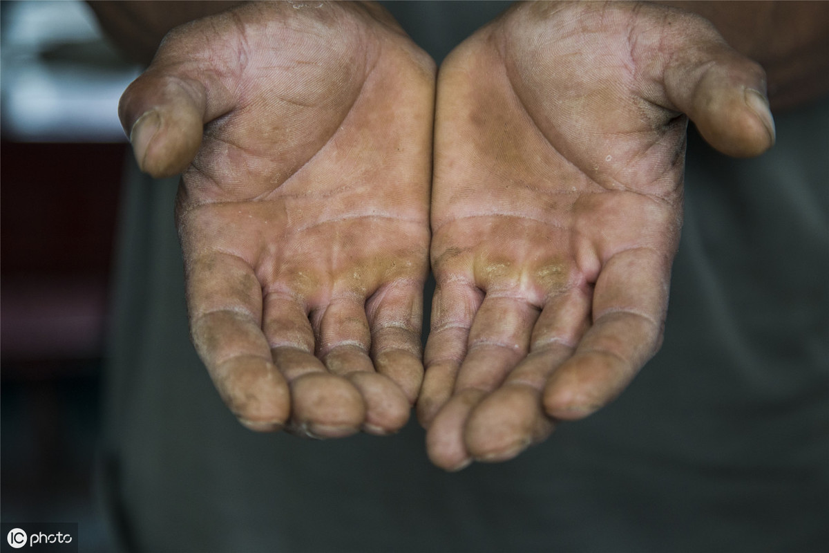 原创现实版愚公男子35年用坏30余把镐只为挖九百平窑洞养鸡