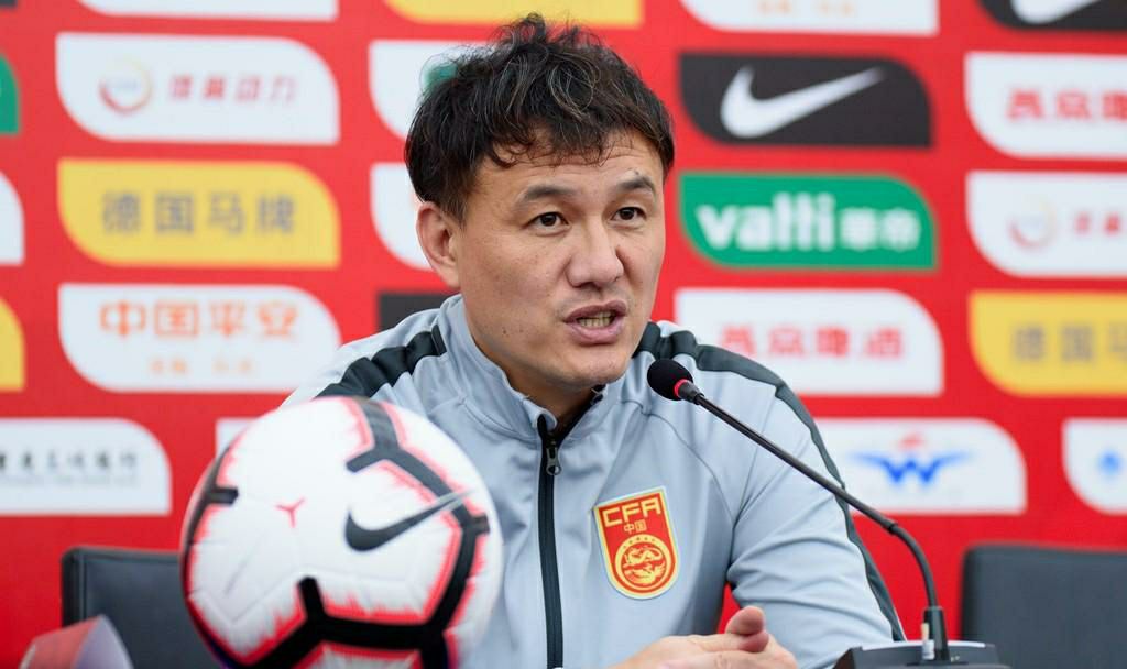 原创男足救星郝伟上任后和球员同吃同住强调纪律后没人敢玩手机