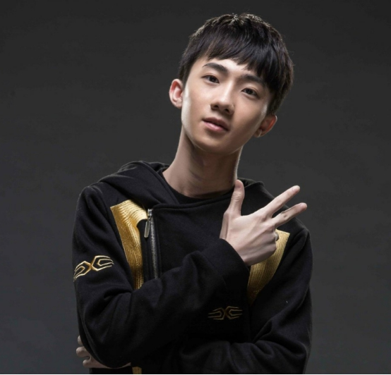 zzr入驻b站直播玩太high竟获得电竞刘谦称号