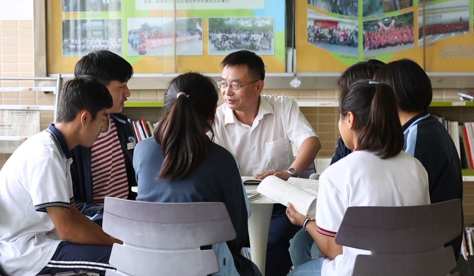 崇明中学的这位"吉爸爸,在学生眼里是万能的