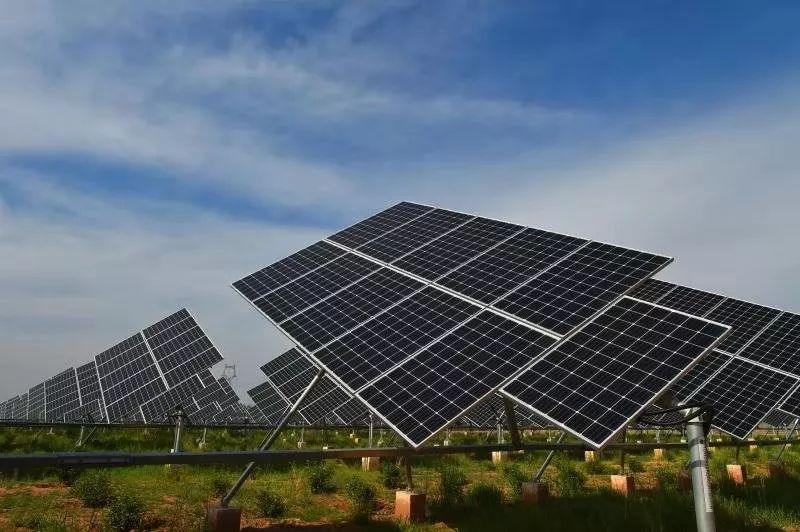 光伏支架采用铝合金支架,型式包含了:固定支架,季节可调式支架,双轴