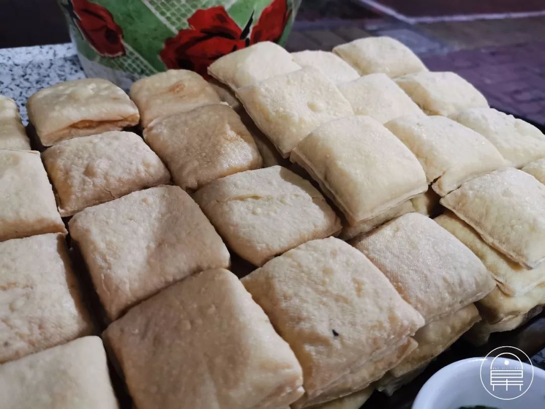 不管生意多忙他们家的普宁豆腐必须经过两次炸制才能端上餐桌呈现给