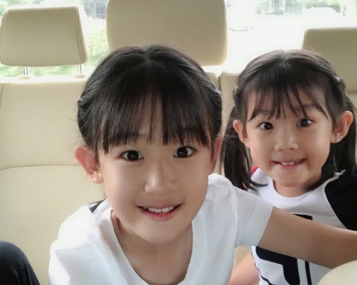 鲍蕾戴牵牛花耳坠暴露年龄,2个女儿长相一样,脸型一个长一个短