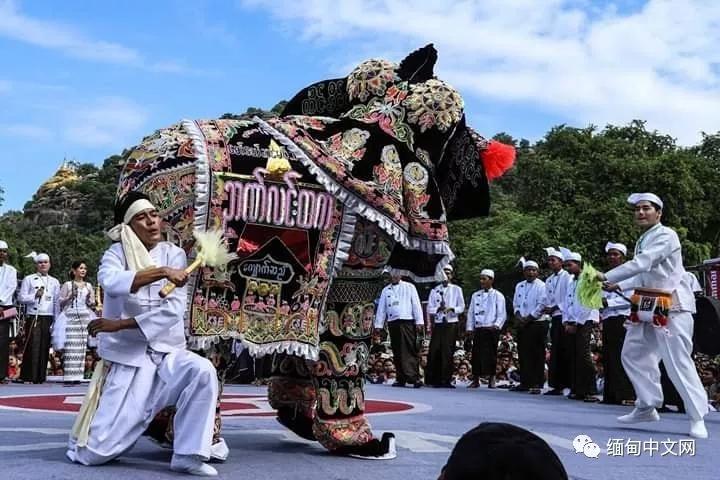 缅甸华人逢年过节喜欢舞龙舞狮,而曼德勒民众喜欢舞大象