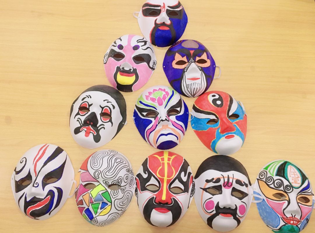 大家专心致志于创作中……相信在画脸谱的同时,优秀文化的芬芳早已