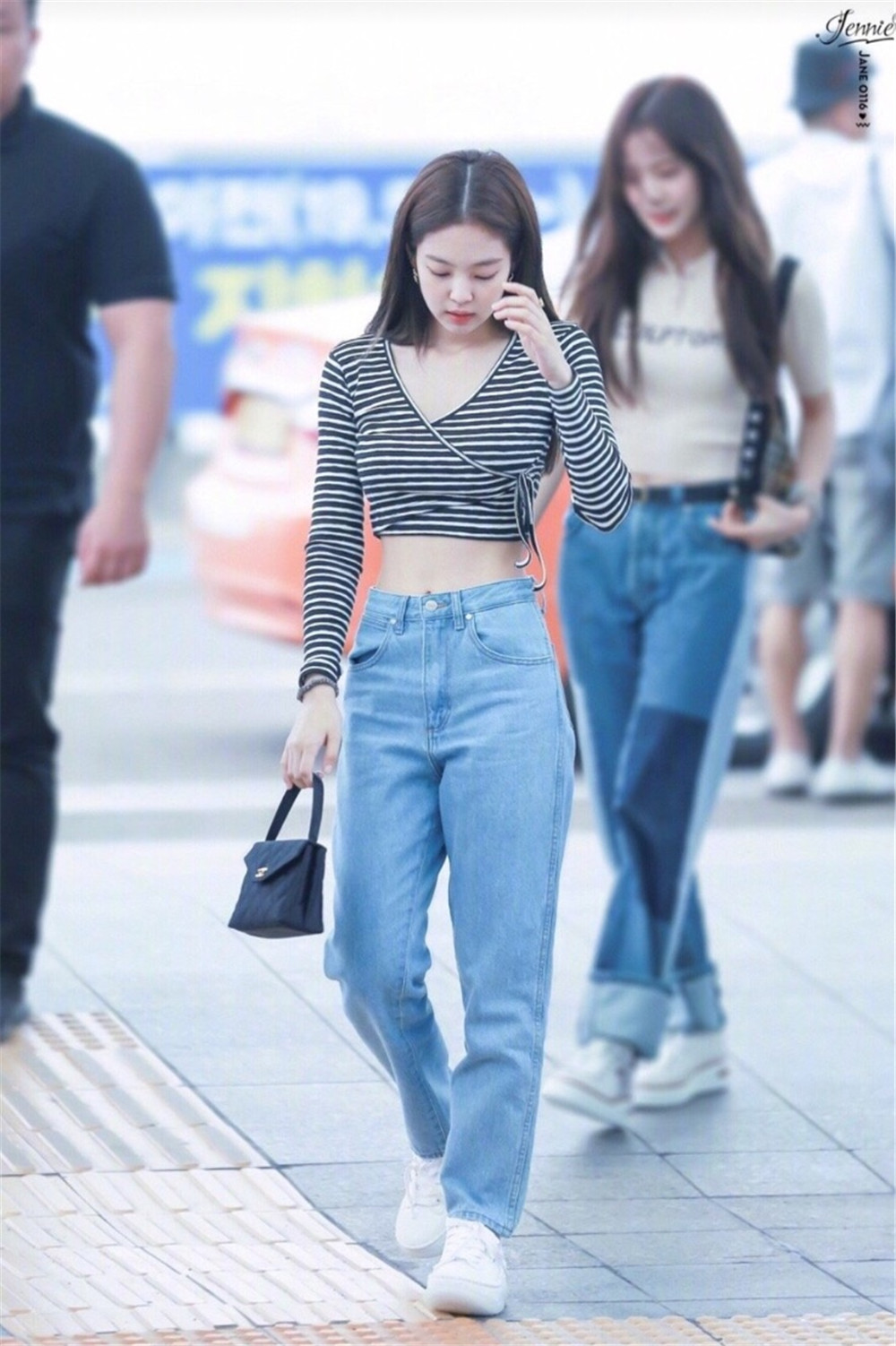 金智妮露脐短袖搭配拖地长裤,凸显"蚂蚁腰"少女感满满!