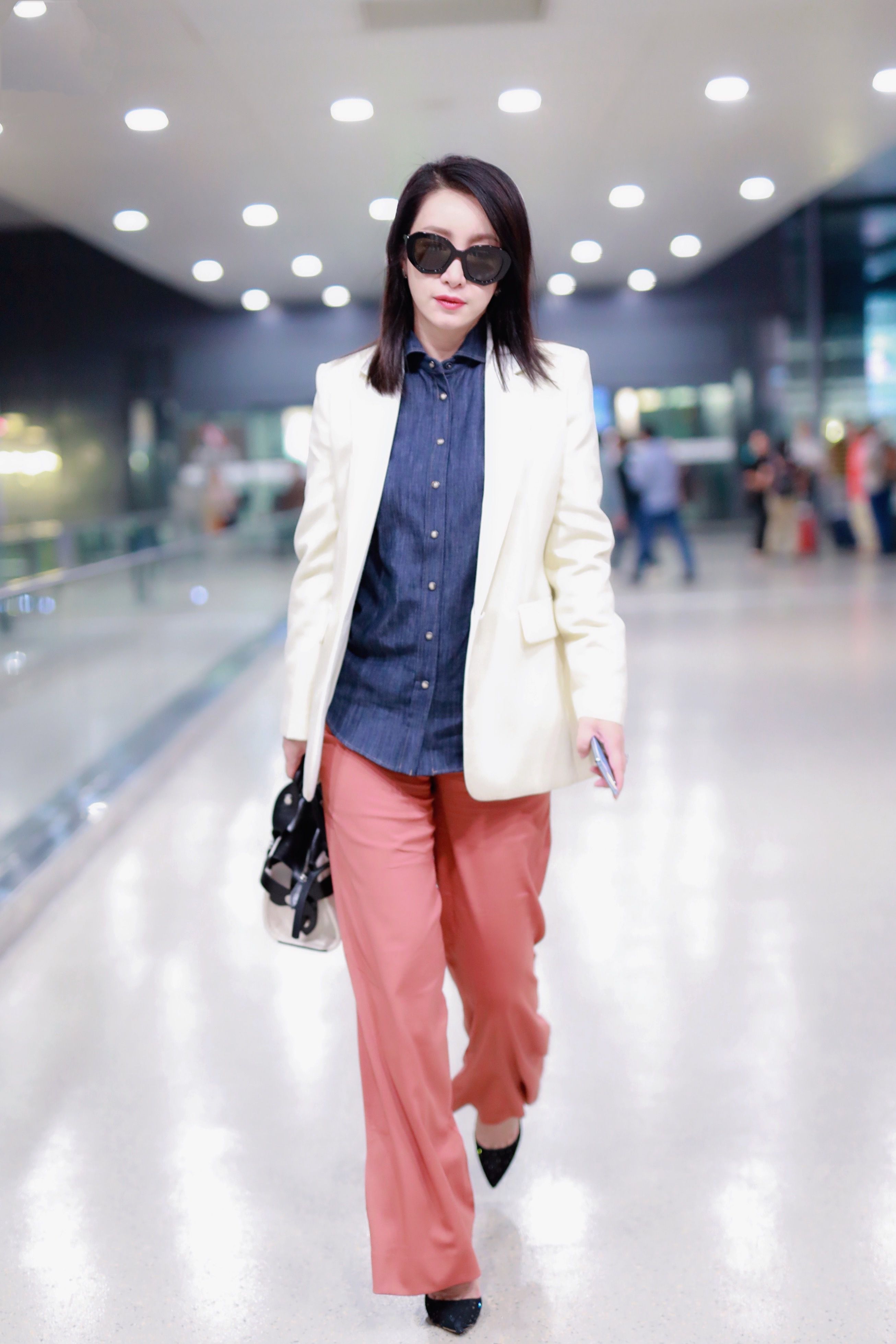 原创秦海璐西装阔腿裤走机场大气从容又时尚这才是女人该有的样子