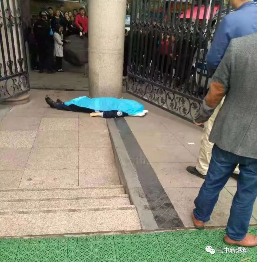 突发南江二小发生一起学校保安在校门口被捅致死事件