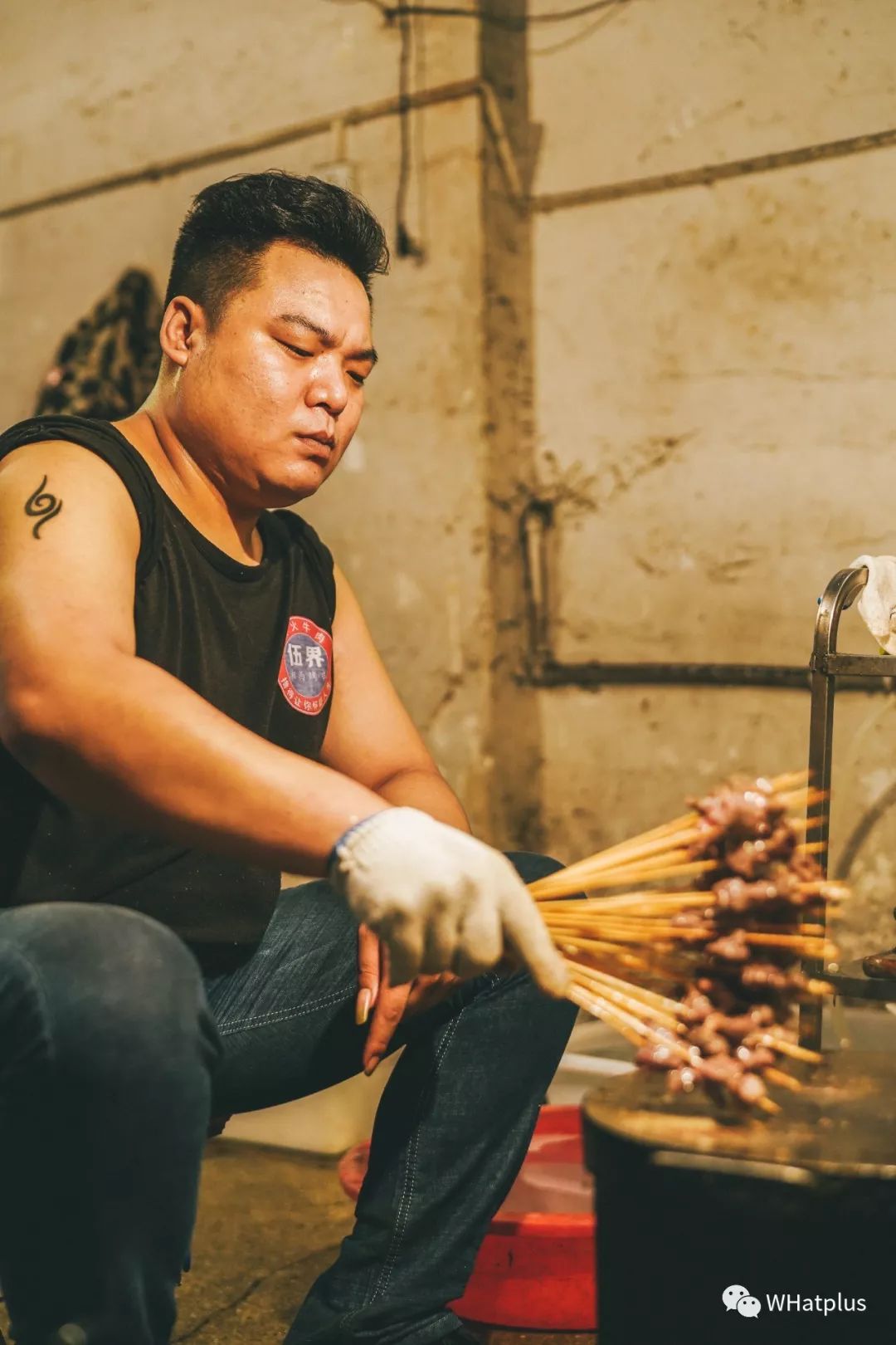 店内面积不大,人手忙不过来,这间湘西烤串守着自己一亩三分地的喜悦