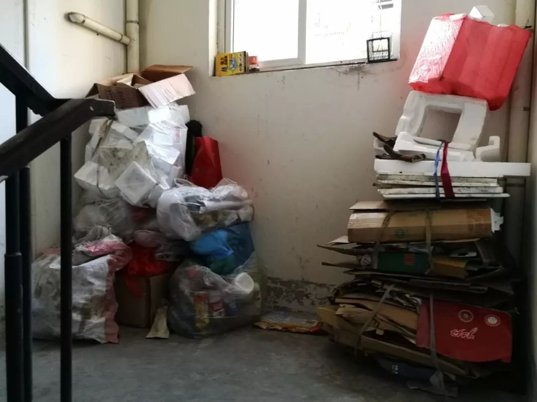小区业主楼道堆杂物堆的是私心谋的是私利害的是性命
