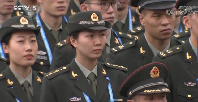 八一女排军装照出炉!尉官袁心玥刘晏含英姿勃发 新兵李盈莹脸瘦了