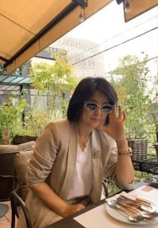 原创富家女jennie和妈旅行女儿穿28000妈妈穿32800真实人间富贵花