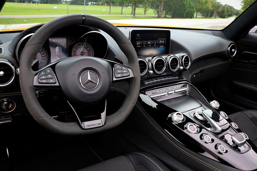 跑车内饰奔驰amg gt c敞篷跑车比gt跑车更宽,这是因为加宽了轮胎和
