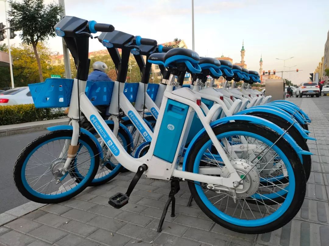 共享助力车亮相嘉峪关街头出行更方便啦内有彩蛋