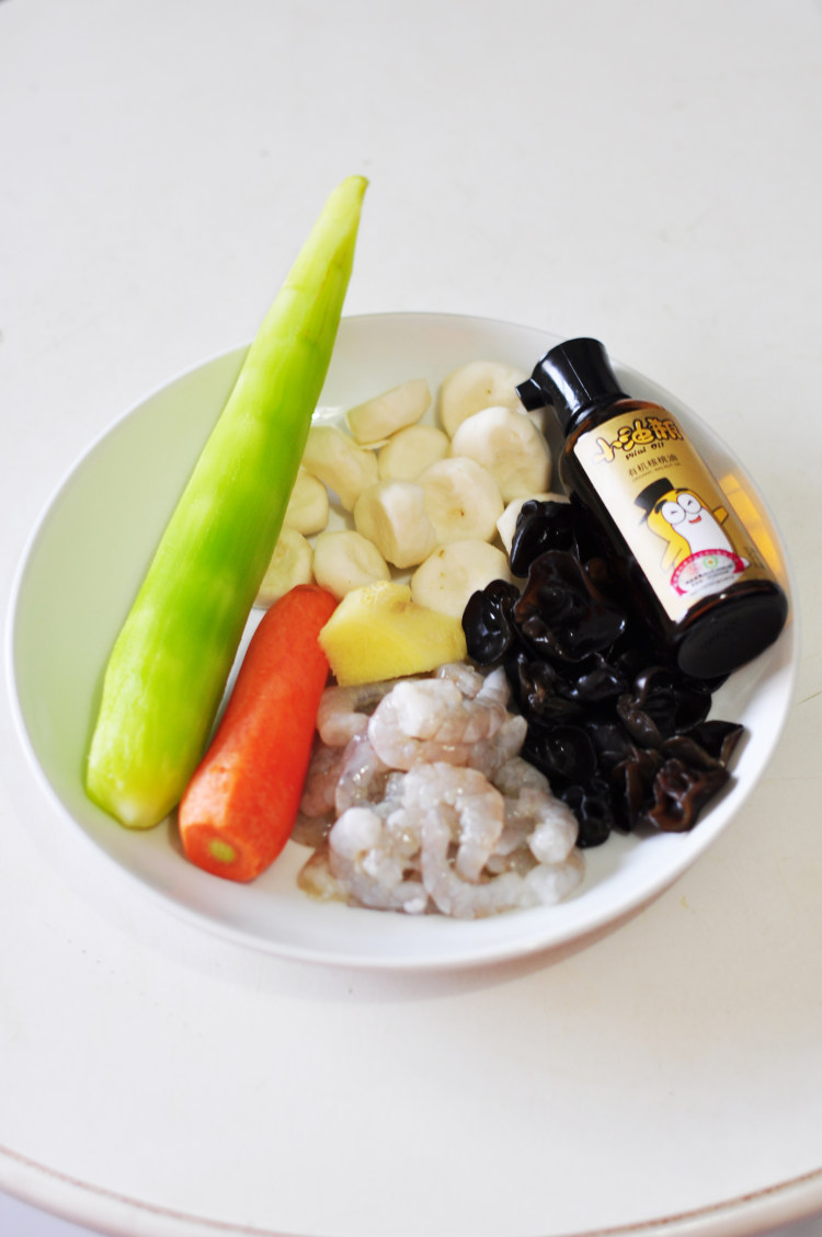 step1:将马蹄和胡萝卜切成片,莴笋滚刀切成小块,木耳泡发备用.