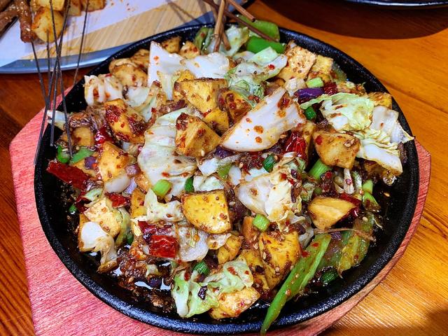 6道菜一堆烤串花了88,熏猪蹄9块9,长春这家烧烤店人贼多