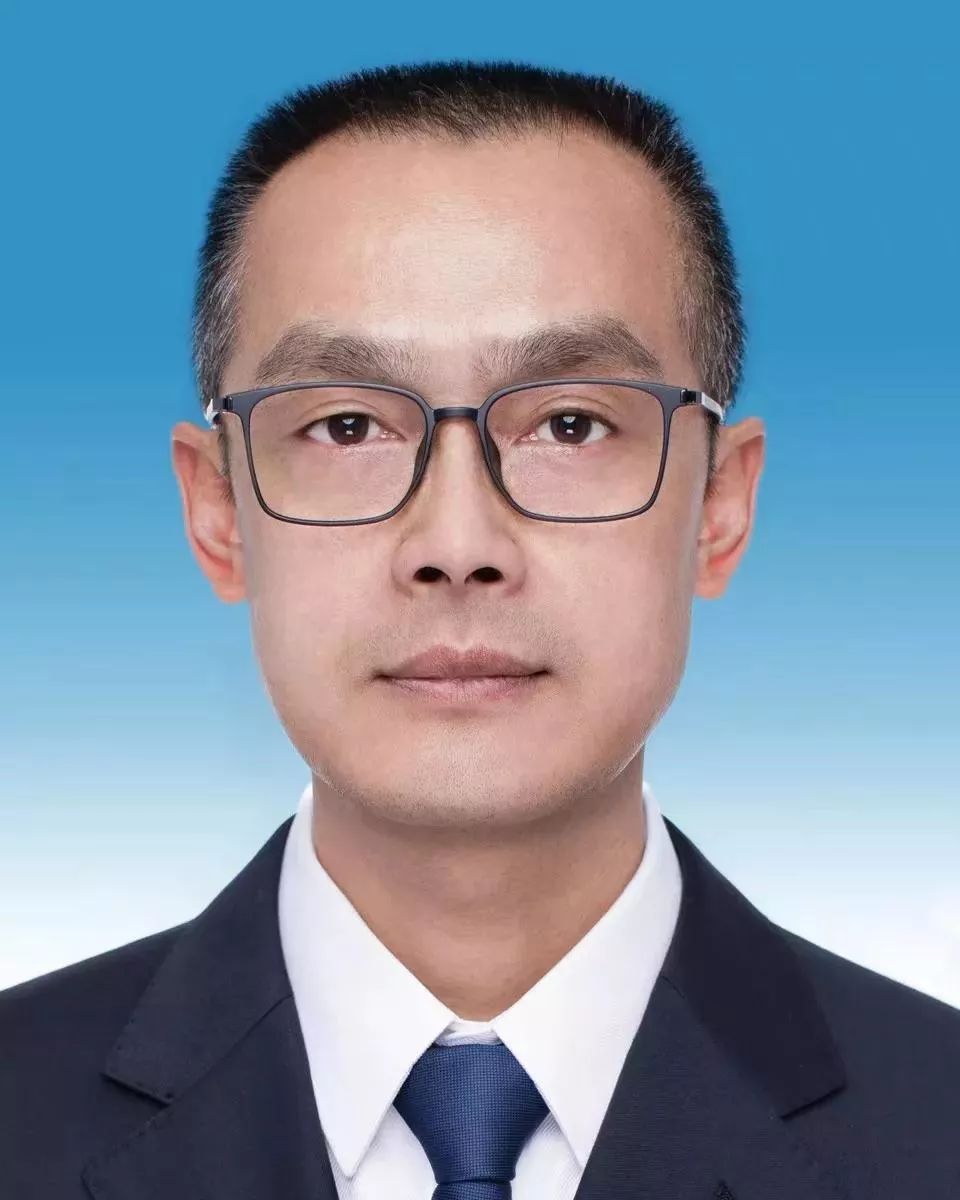 历任临沧日报社副刊编辑部副主任,临沧日报社办公室主任,临沧日报社