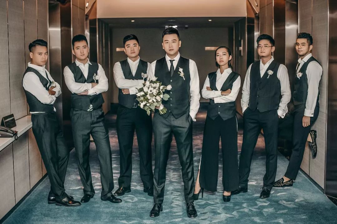 新郎与伴郎团的合影17.新郎帅气单人照16.和萌宠来一张可爱的合照15.