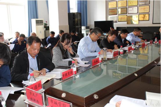 在座谈会上,市人大常委会党组成员吴忠幸,盘北经济开发区党工委副书记