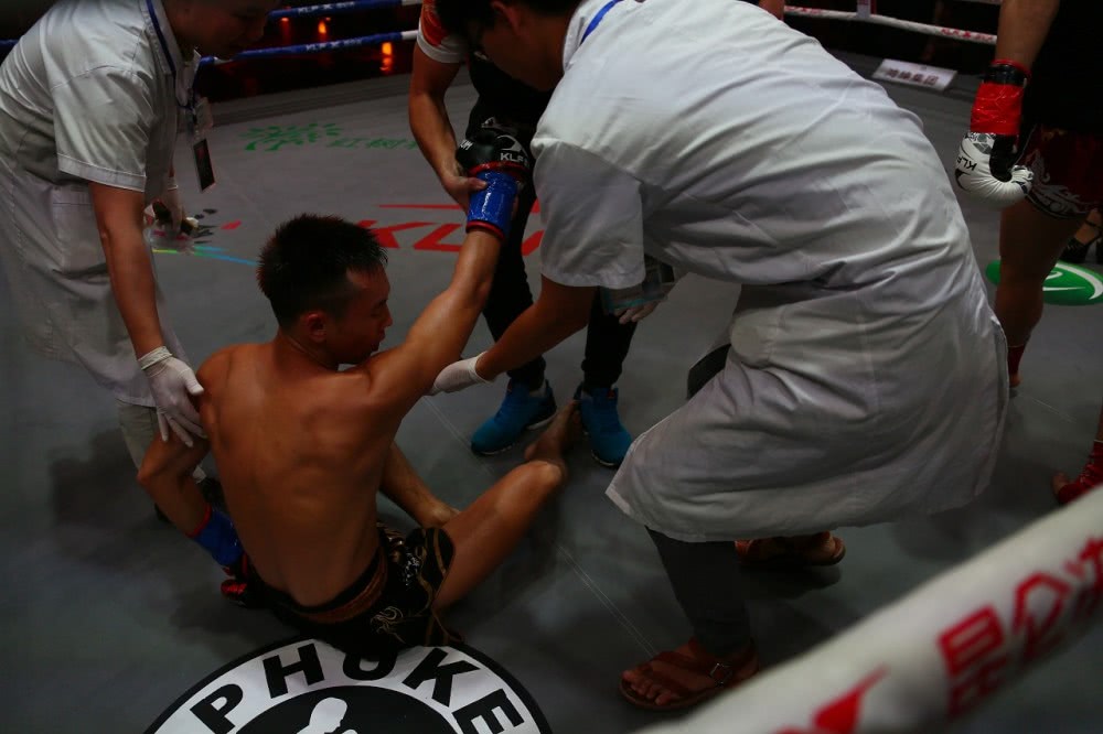 原创泰拳名将王文峰跳起来膝盖撞下巴,湖北拳王能吃辣椒ko也很暴力