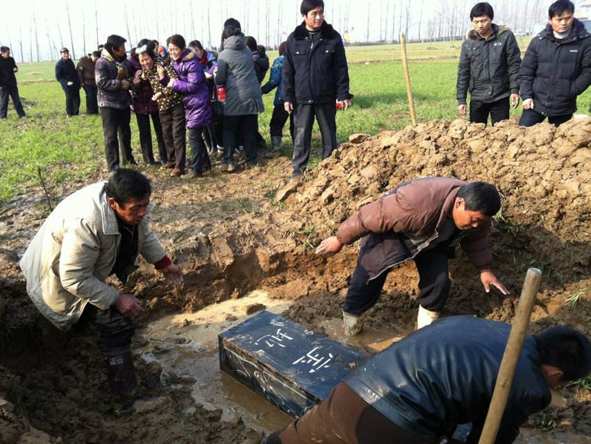 农村丧葬习俗:下葬仪式,这是死者停留在世间的最后时刻,要重视