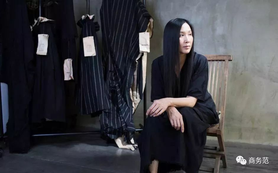 而品牌设计师uma wang(王汁),也是中国独立女装服装设计师中的翘楚.