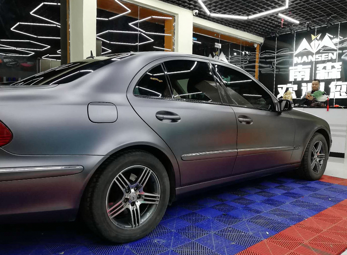 奔驰e200车身改色电光炭灰