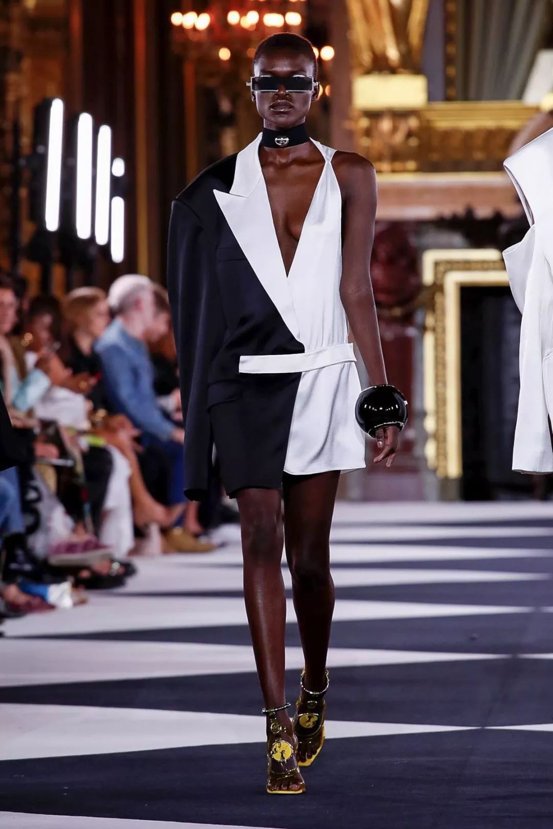 balmain2020春夏大秀先锋的几何图形黑白条纹解构设计