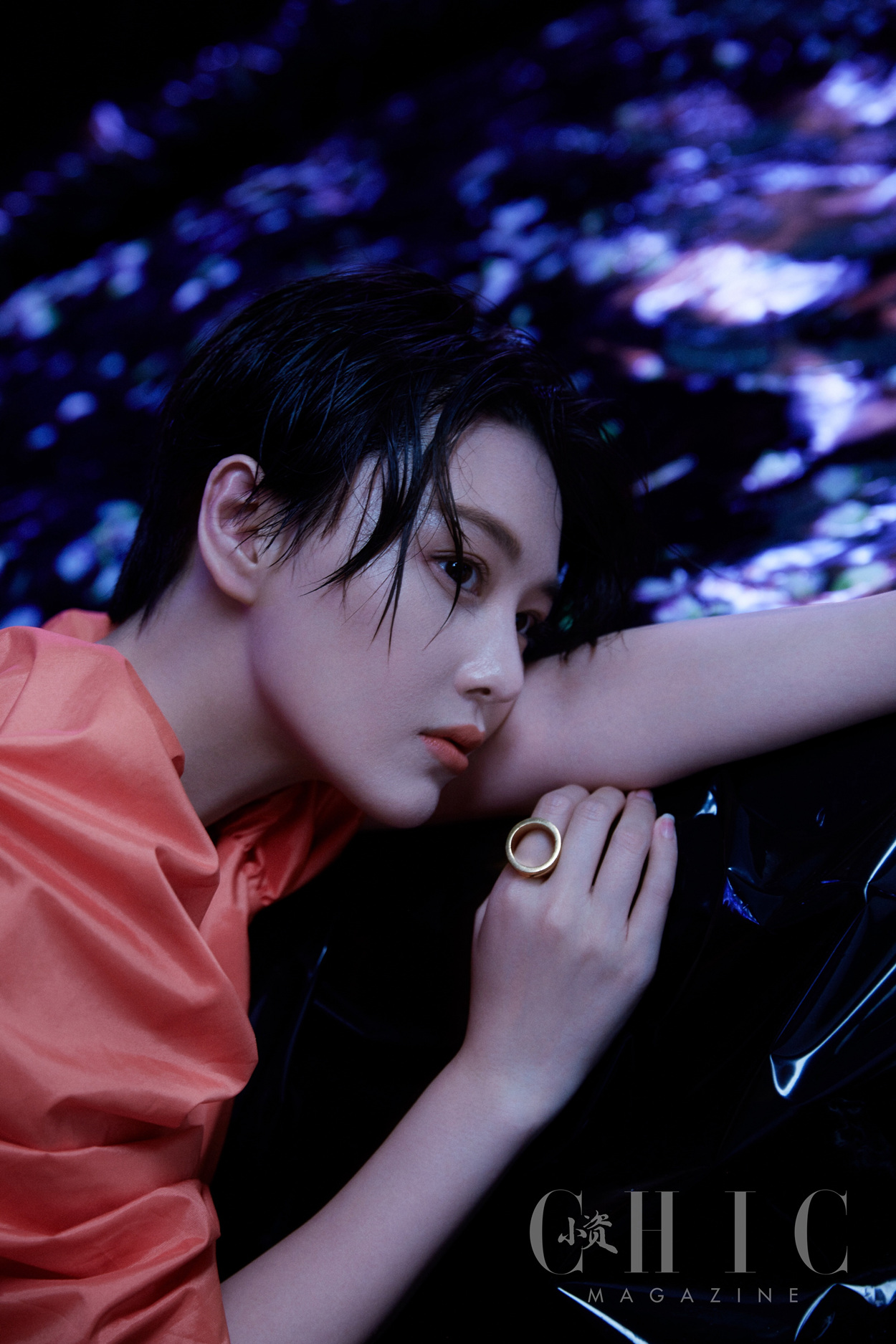 1/ 12 近日,演员张馨予登《小资chic》杂志十月刊封面,时而身着白色