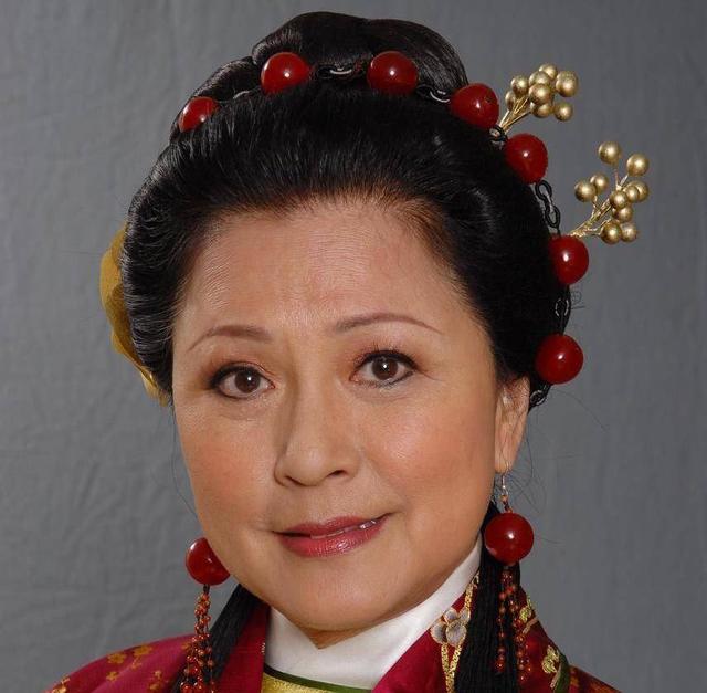 早前黄淑仪离开tvb时,就大胆披露了公司山头文化太重,不利于她的发展