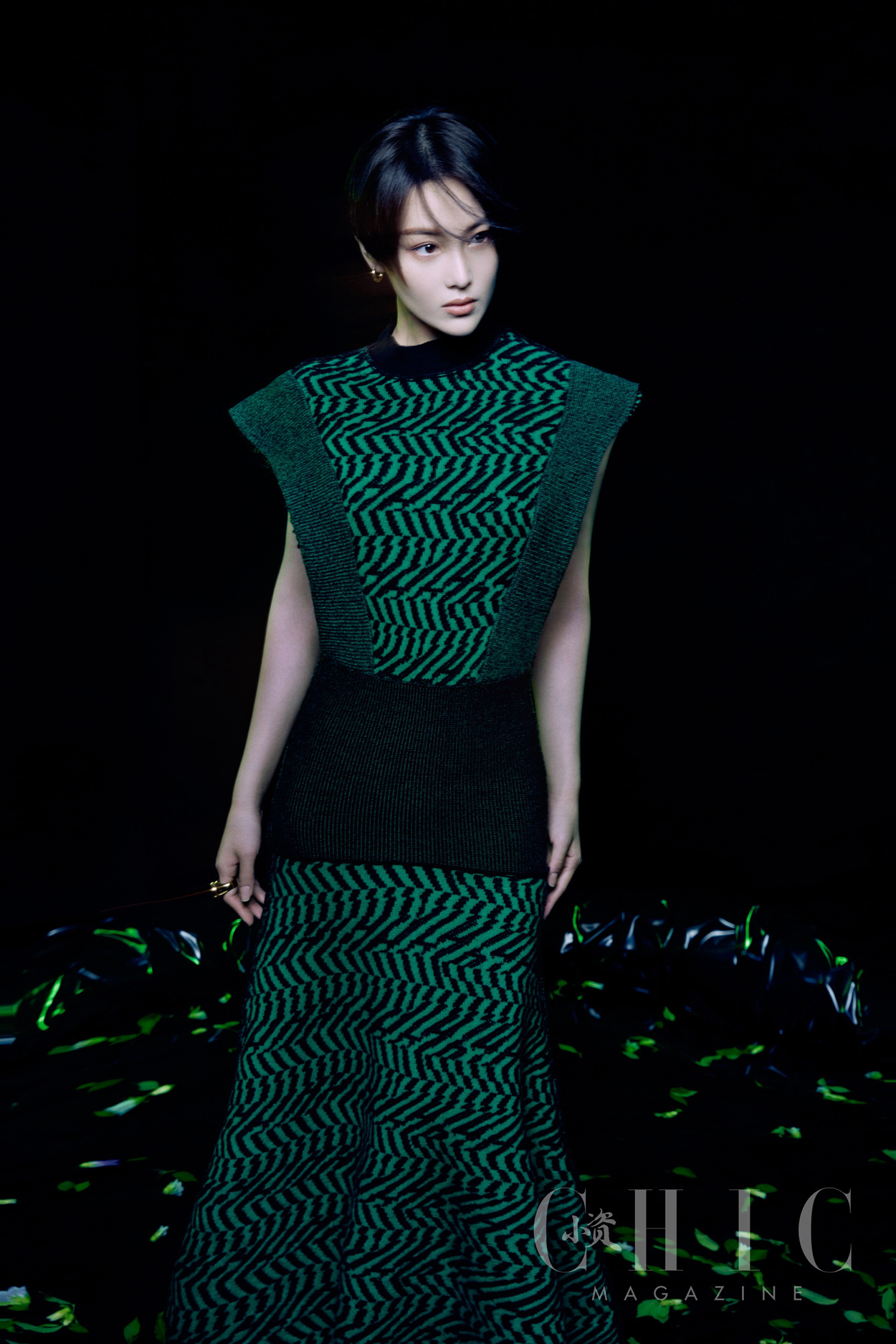 张馨予封面大片宛若精灵 水中倒影尽显别样优雅