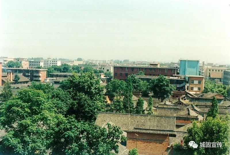 80年城关镇政府80年代建设中老城区一角2000年燎原十字2003年,城固县