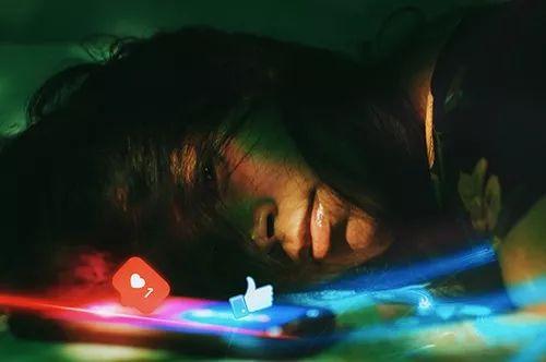 25岁韩国艺人雪莉自杀年轻貌美的她为什么会选择死亡