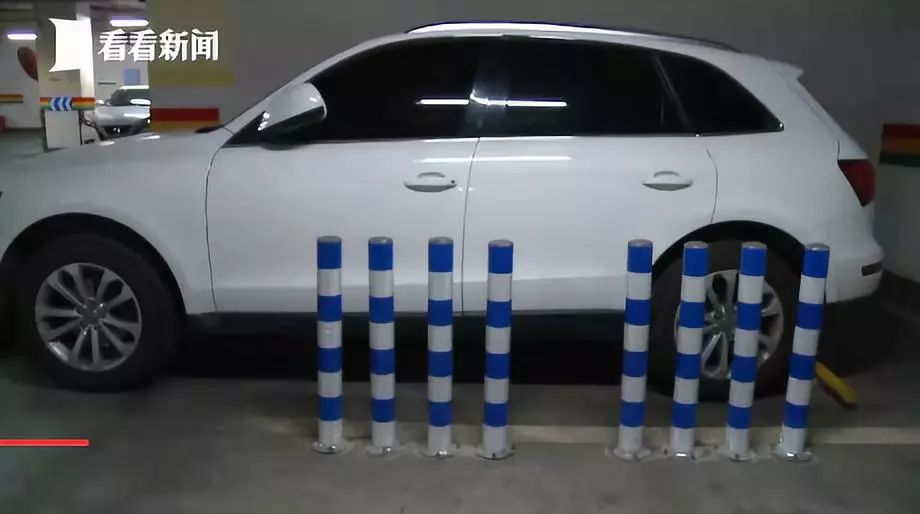 对于李先生要求拆掉铁桩的诉求,张先生表示铁桩在他的停车位上,并没有