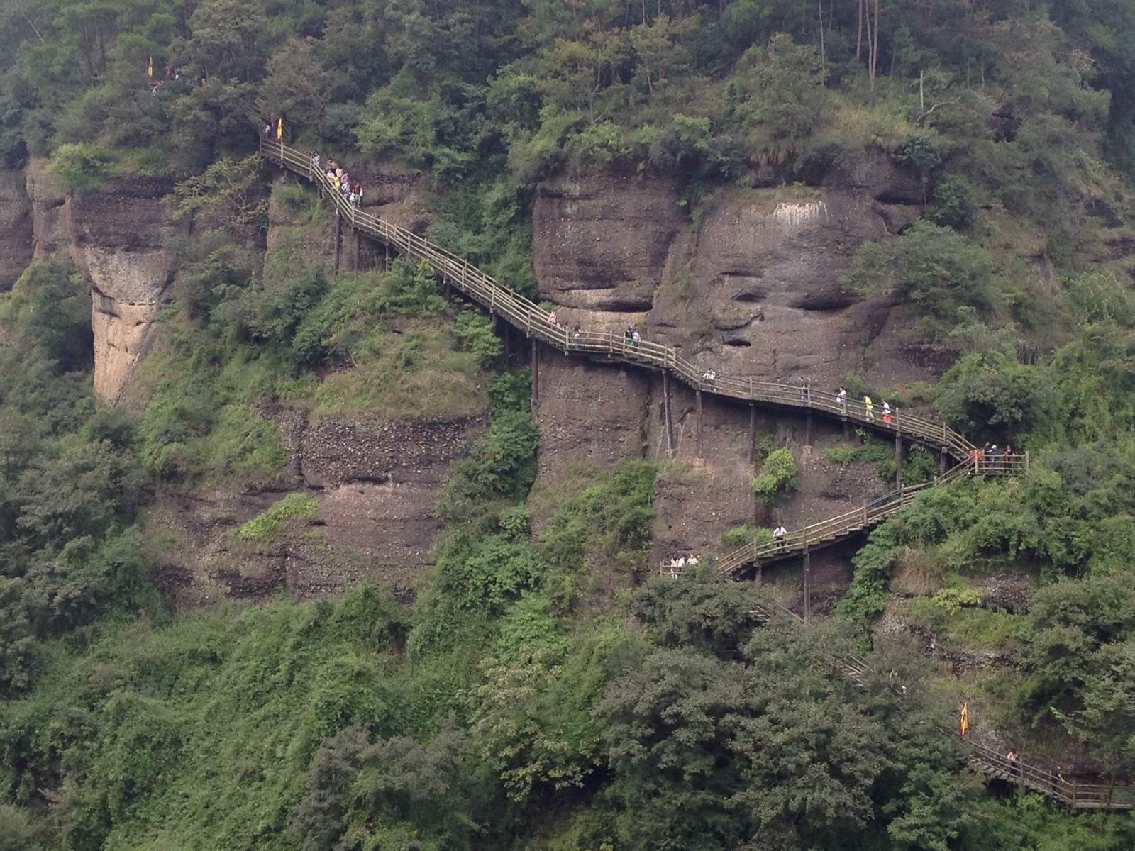 图为剑门栈道,虽然古栈道早已湮没在历史的长河,后来又重新建在山峰之