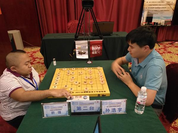 象棋大师变身路边摊草帽哥以棋会友传承象棋真谛