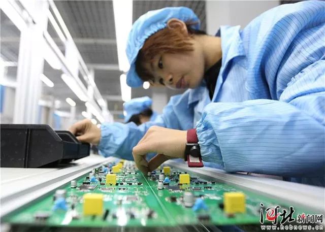 走进维信诺霸州公司现代化的amoled显示模组生产车间,偏光片贴附,芯片
